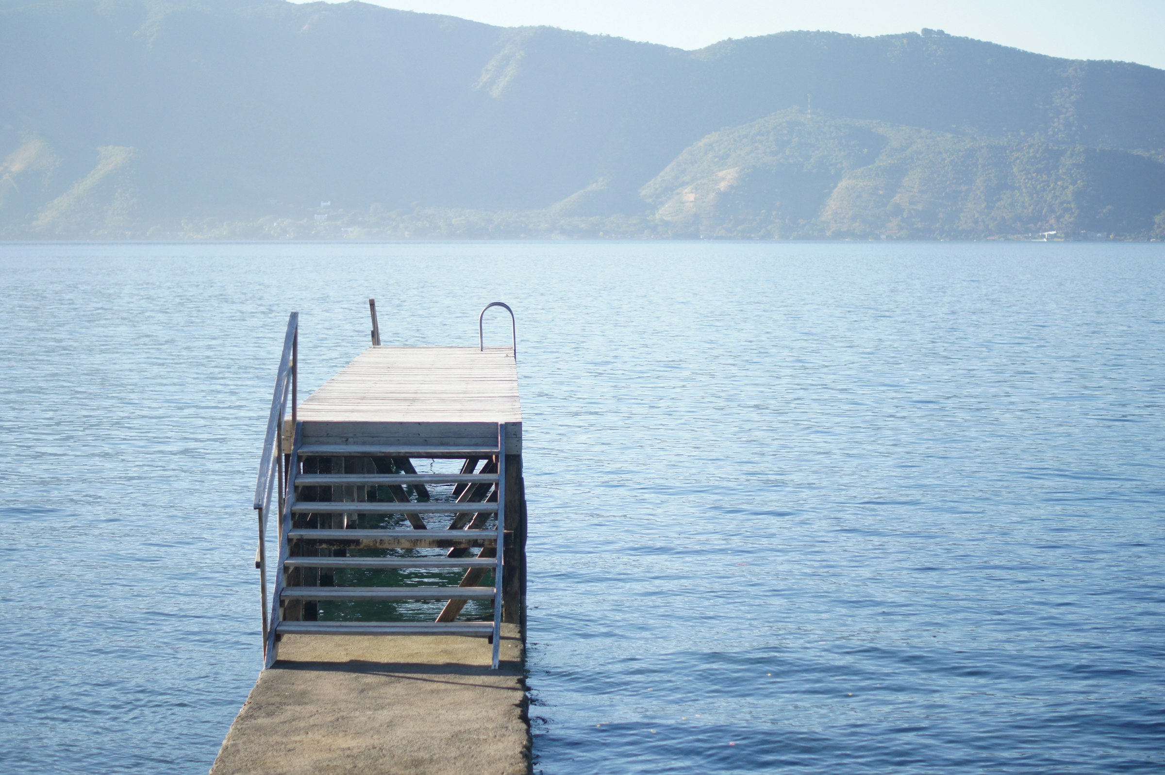 Un muelle de madera en el Lago de Coatepeque