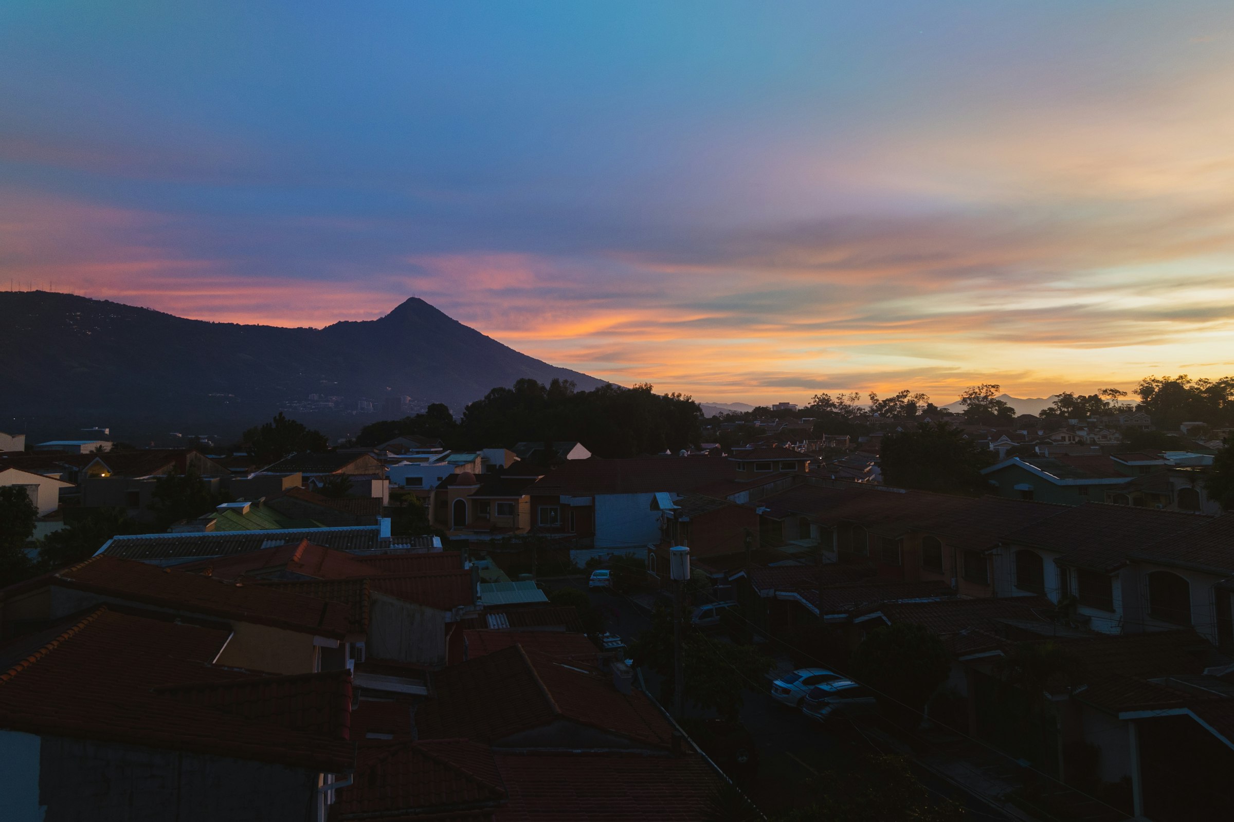 San Salvador al amanecer