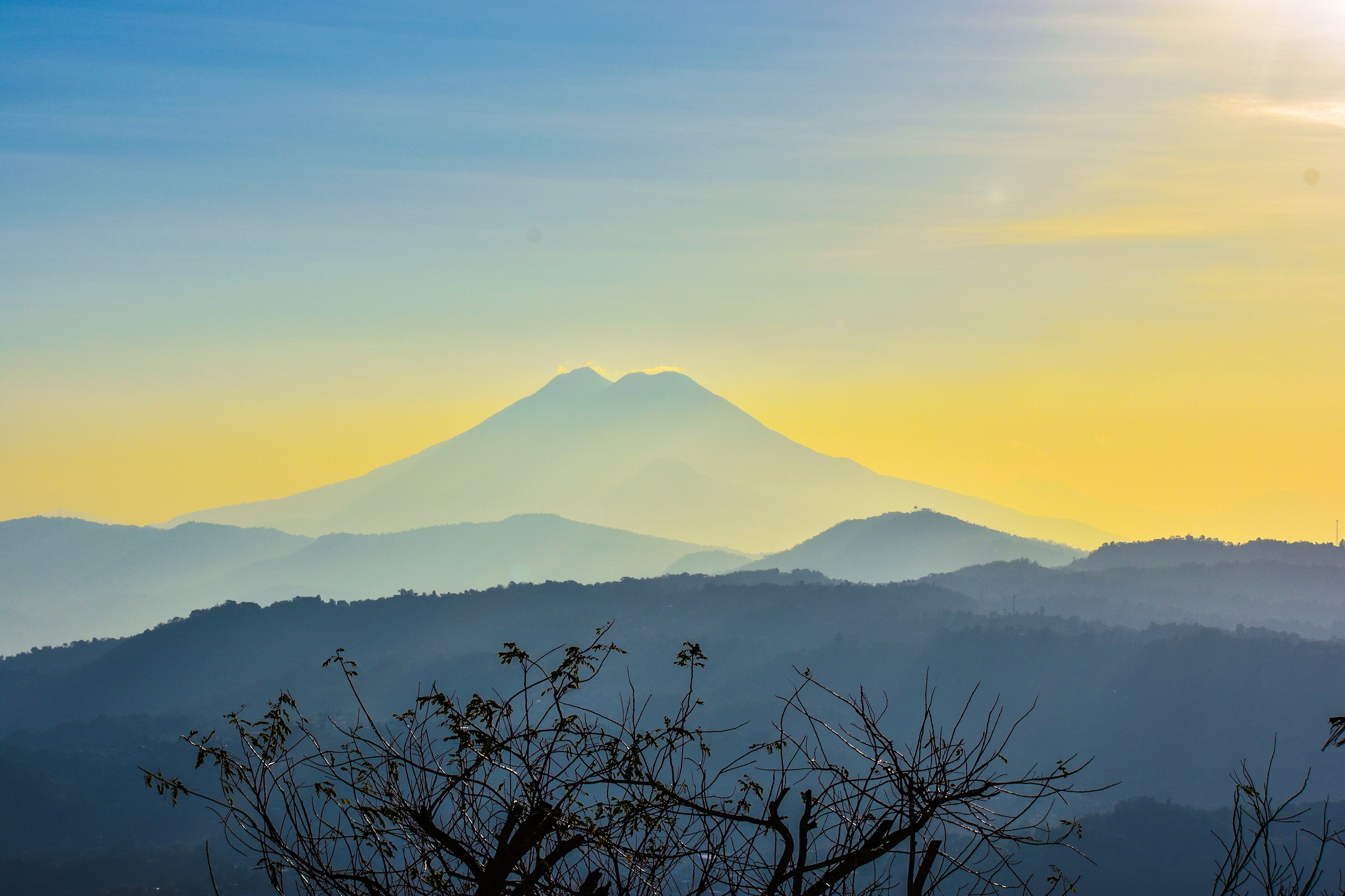 Luz de la mañana sobre los volcanes, vista desde Los Planes de Renderos
